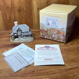 David Winter Cottages The Bull and Bush December British Traditions